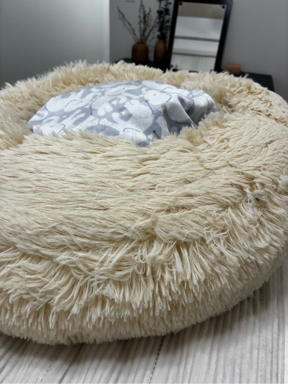 Cozy Round Faux Fur Donut Pet Bed - Cream